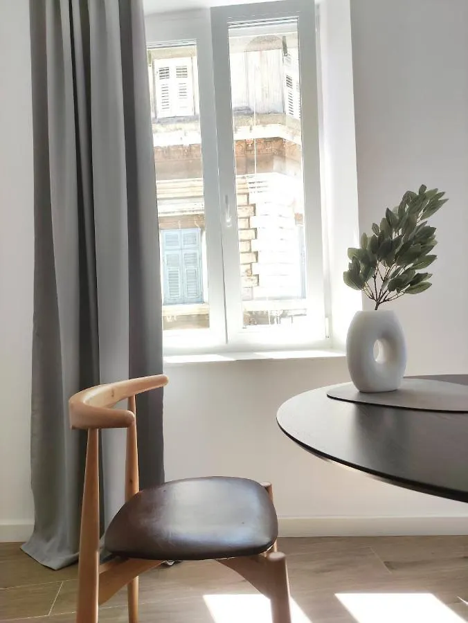 Nik Studio Apartments プーラ