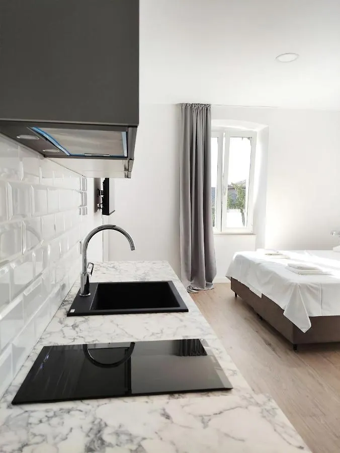 Nik Studio Apartments プーラ